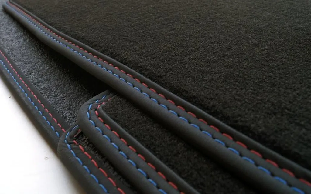 Premium Fußmatten Passend BMW 7er G11 Velours Matten Doppelnaht Rot Blau M Edition Performance Innen Automatten 4-teilig 4 Premium Fußmatten Passend BMW 7er G11 Velours Matten Doppelnaht Rot Blau M Edition Performance Innen Automatten 4-teilig – Bild 2