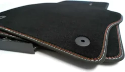 Volkswagen Fußmatten Passend Für VW T5 / T6 Bus Multivan Caravelle California (Doppelnaht Rot Weiß) Premium Velours Autoteppich 2-teilig Vorne Schwarz