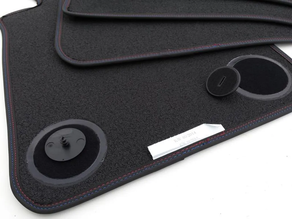 Premium Fußmatten Passend BMW 7er G11 Velours Matten Doppelnaht Rot Blau M Edition Performance Innen Automatten 4-teilig 5 Premium Fußmatten Passend BMW 7er G11 Velours Matten Doppelnaht Rot Blau M Edition Performance Innen Automatten 4-teilig – Bild 3