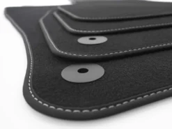 Fußmatten Seat Leon 3 (5F) Original Automatten 4-teilig Velours Schwarz, Weiße Ziernaht